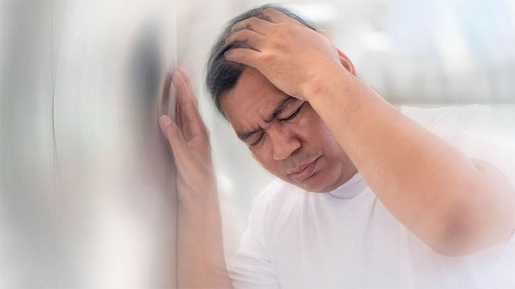 示範如何透過改變體位姿勢來緩解犀利士引起的頭暈症狀